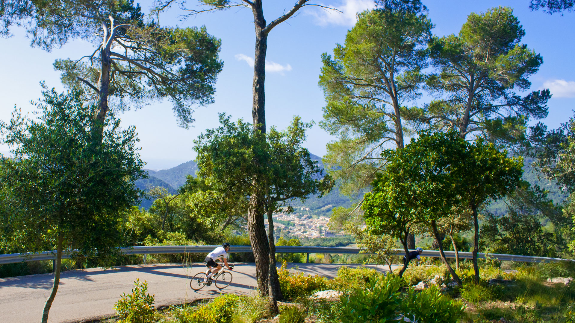 un cycliste qui descend sur une route côtière à Majorque