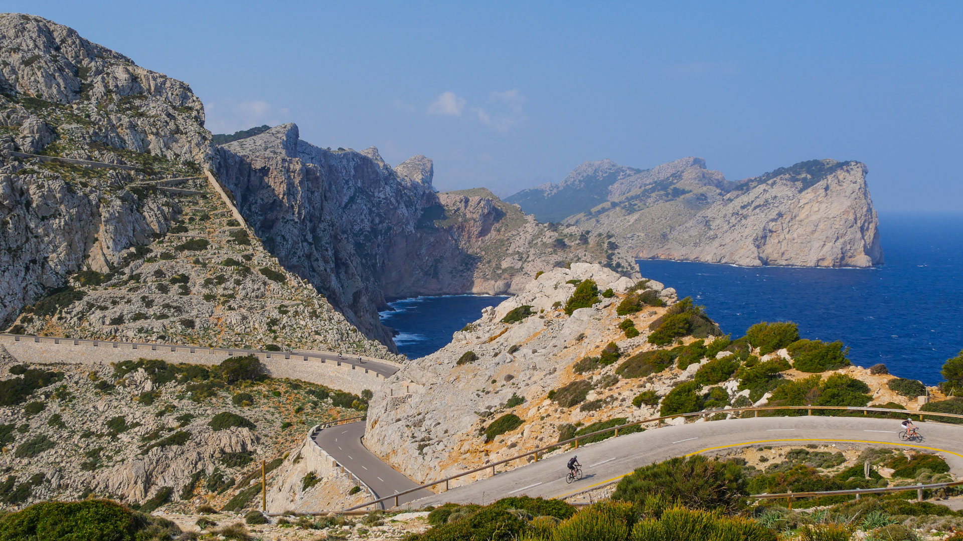 vue sur la route emblématique de Majorque avec ses nombreux lacets, avec en fond les falaises et la mer