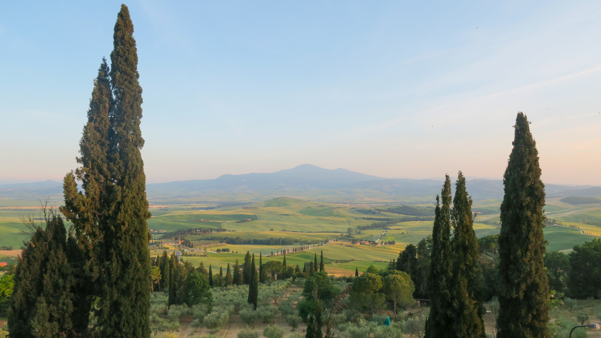 Paysage typique de la Toscane, collines et allées de cyprès