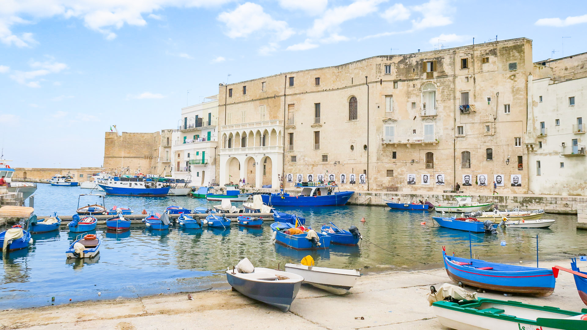 port de Monopoli petit village des pouilles sur la cote adriatique