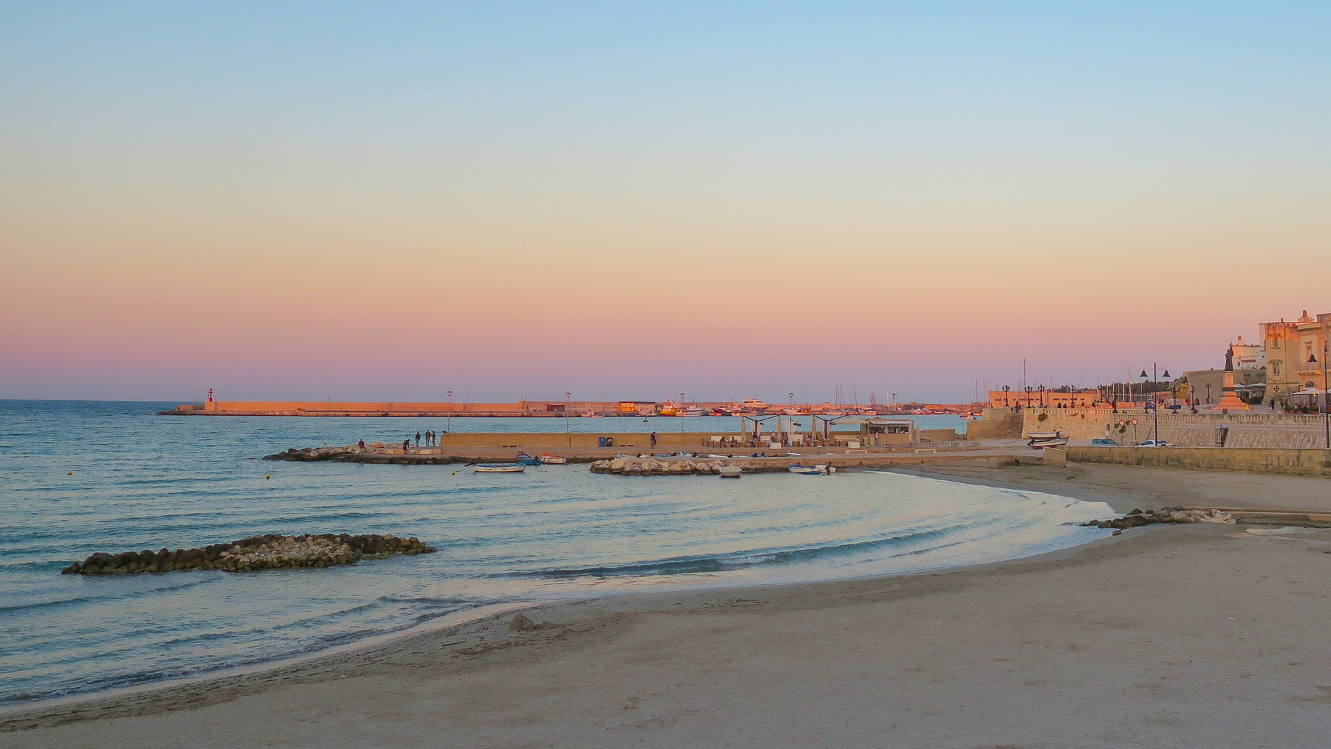 plage d'un petit village au sud de la botte italienne