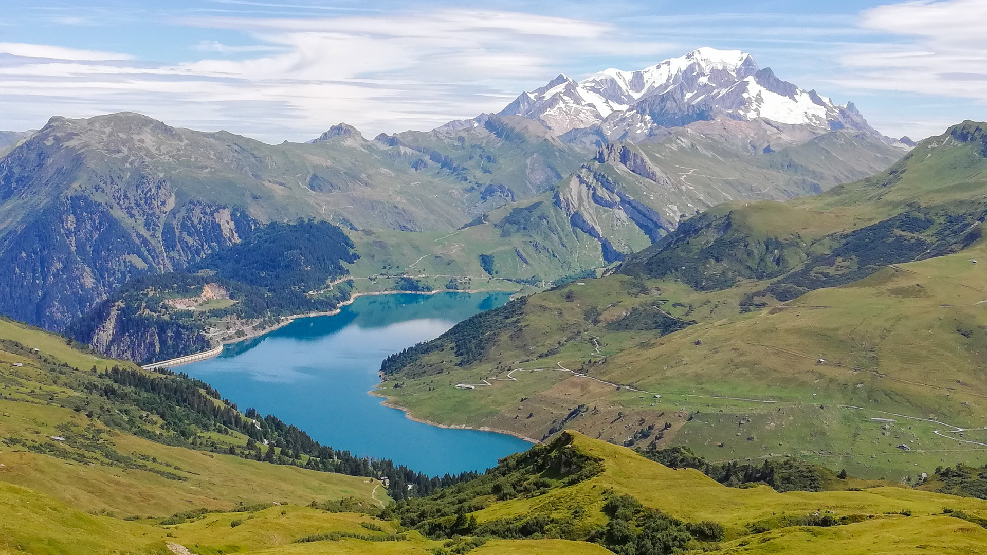 vue panoramique sur le lac de Roselend et le massif du Mont Blanc depuis le col des Prés