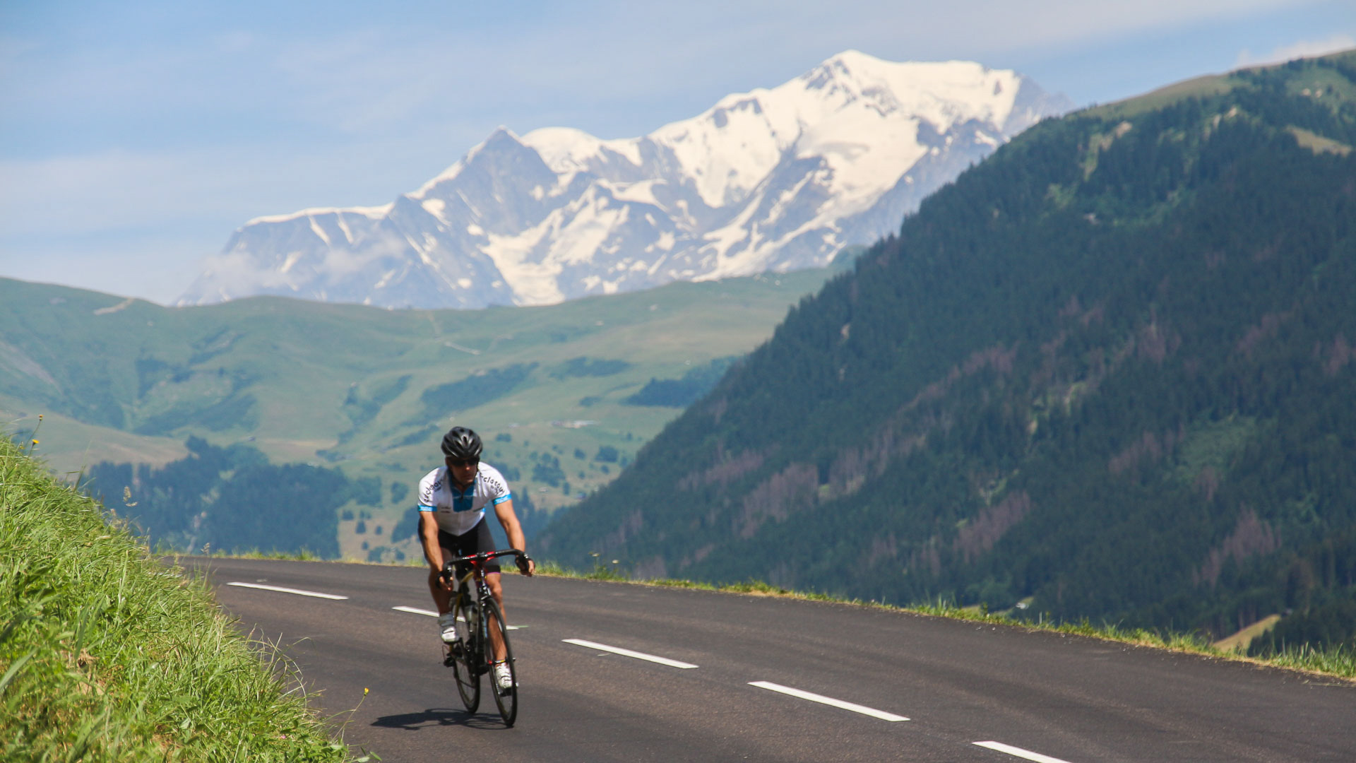 descente en vélo de route avec le Mont Blanc en toile de fond