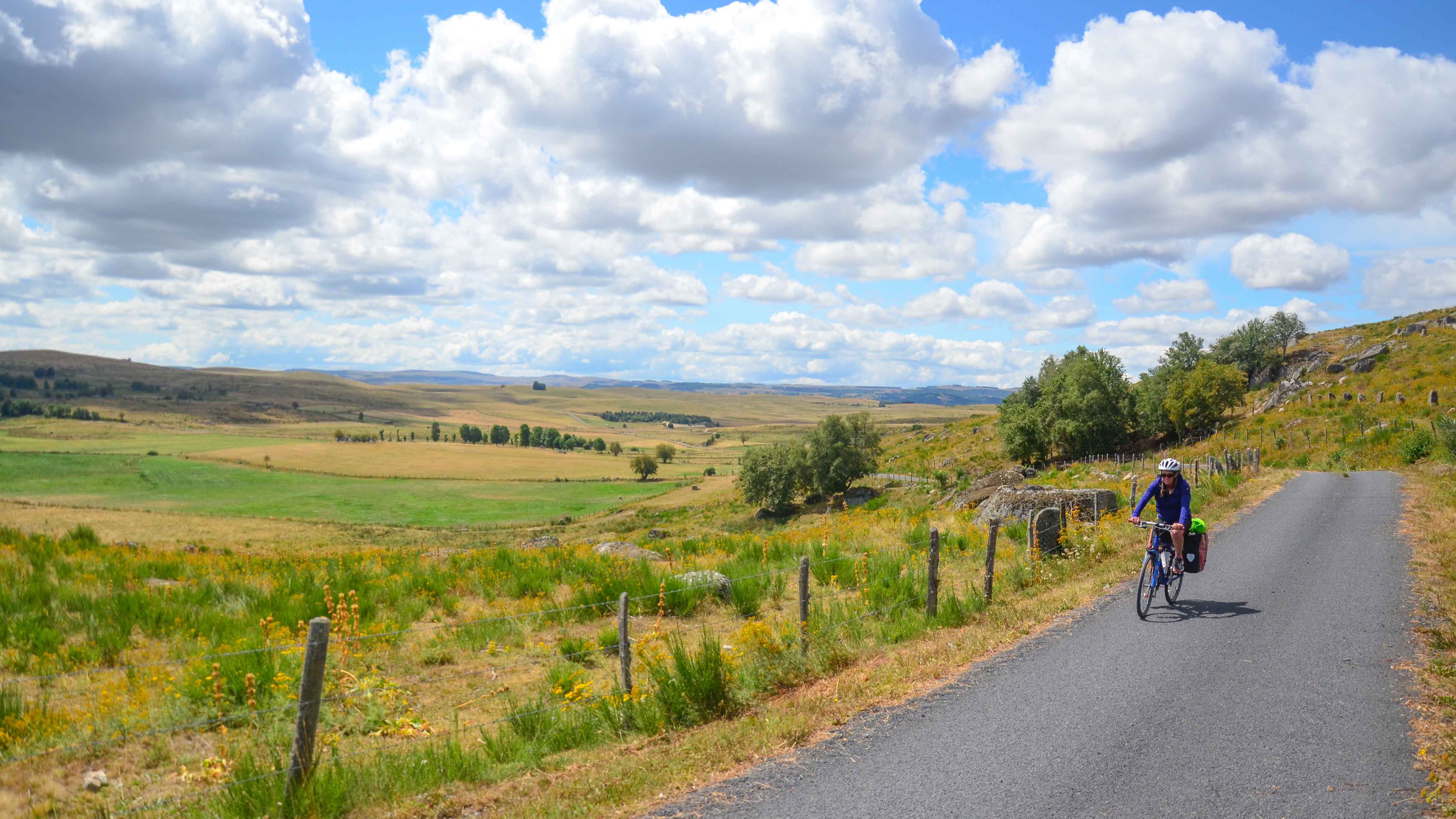 à vélo sur les routes du Massif Central