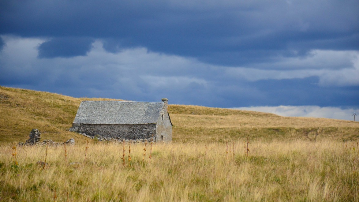 buron sous un ciel d'orage dans le Massif Central