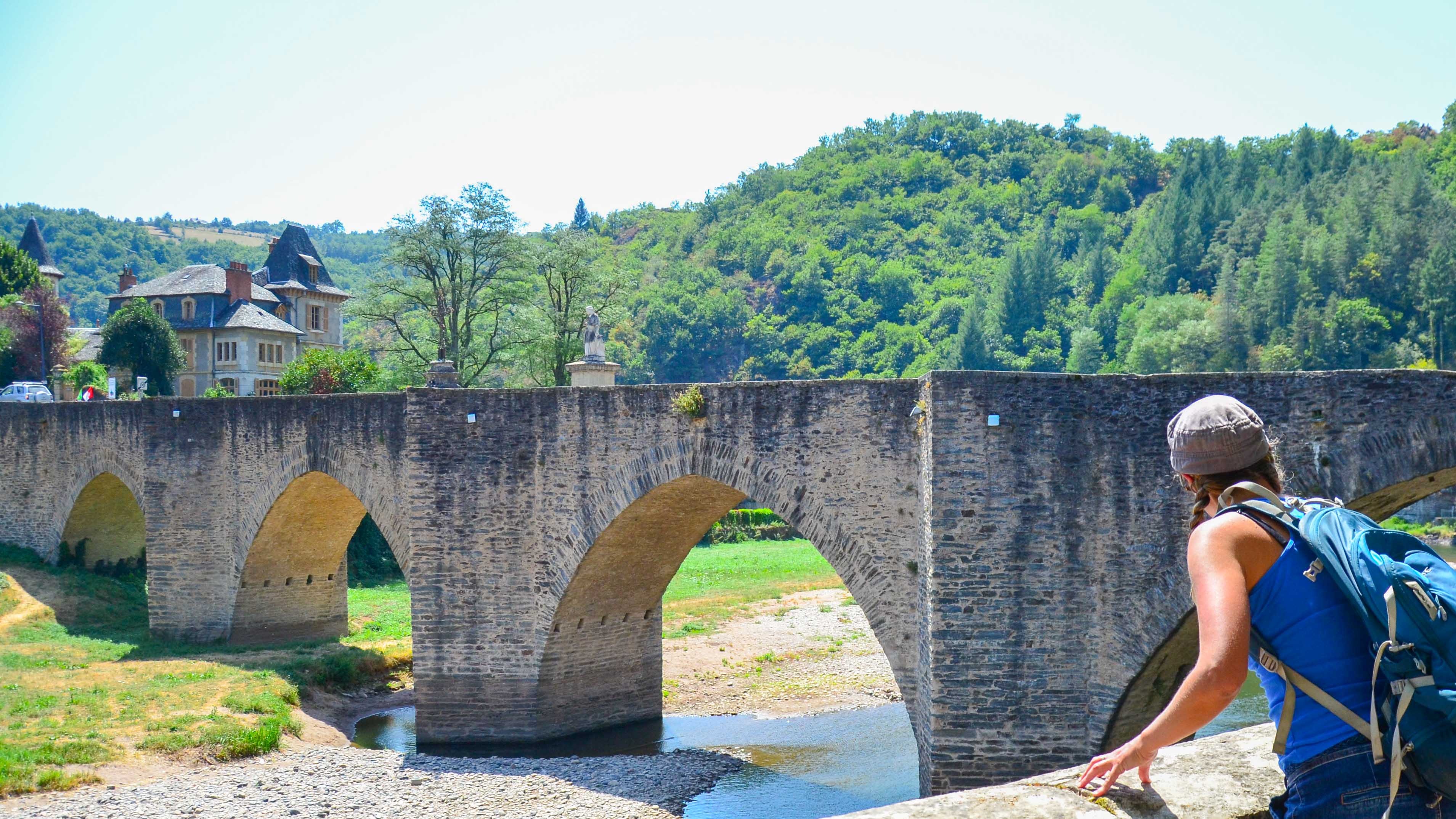 pause vélo à bord d'un pont en Aubrac