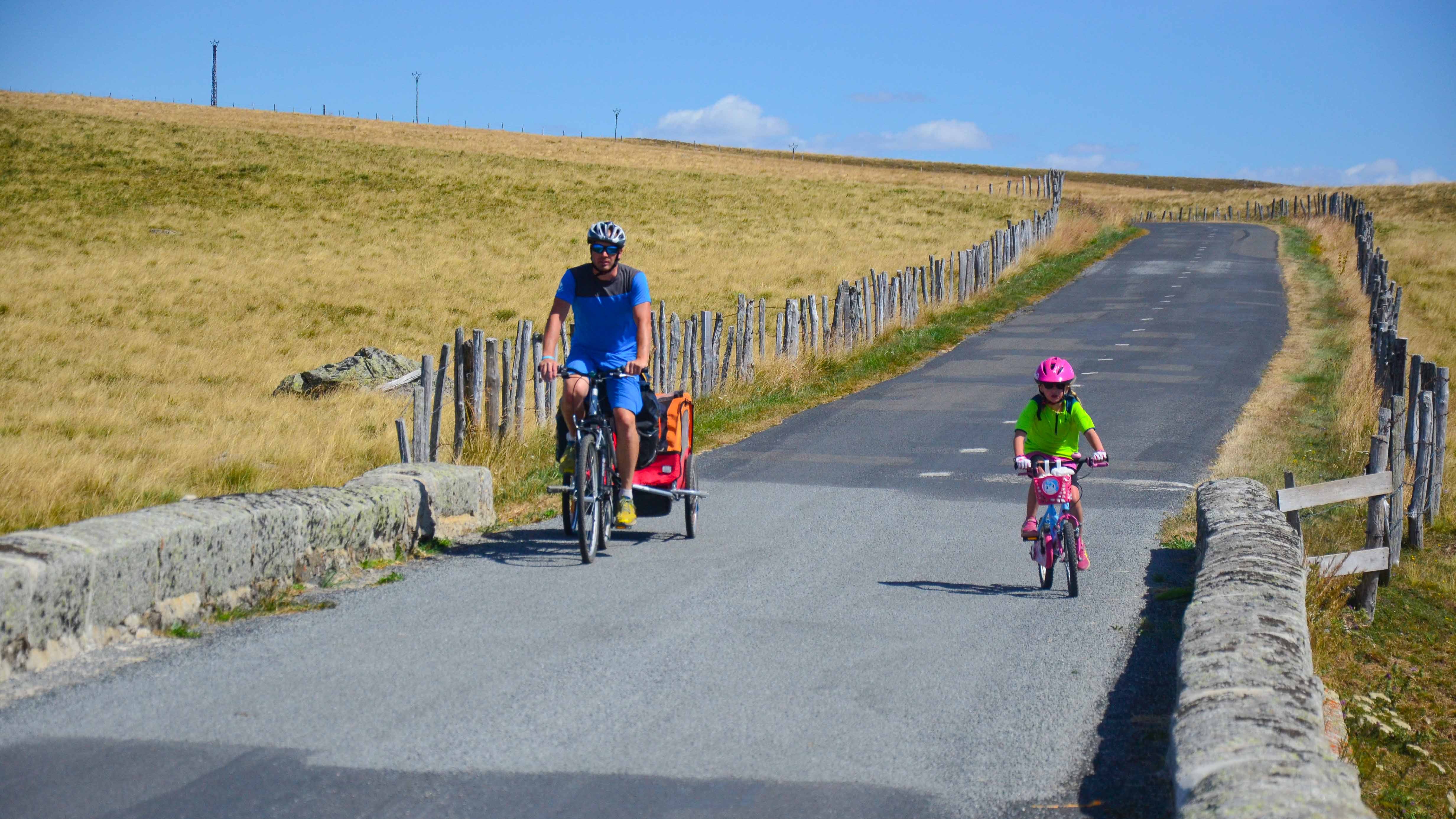famille avec remorque vélo sur le chemin de Compostelle
