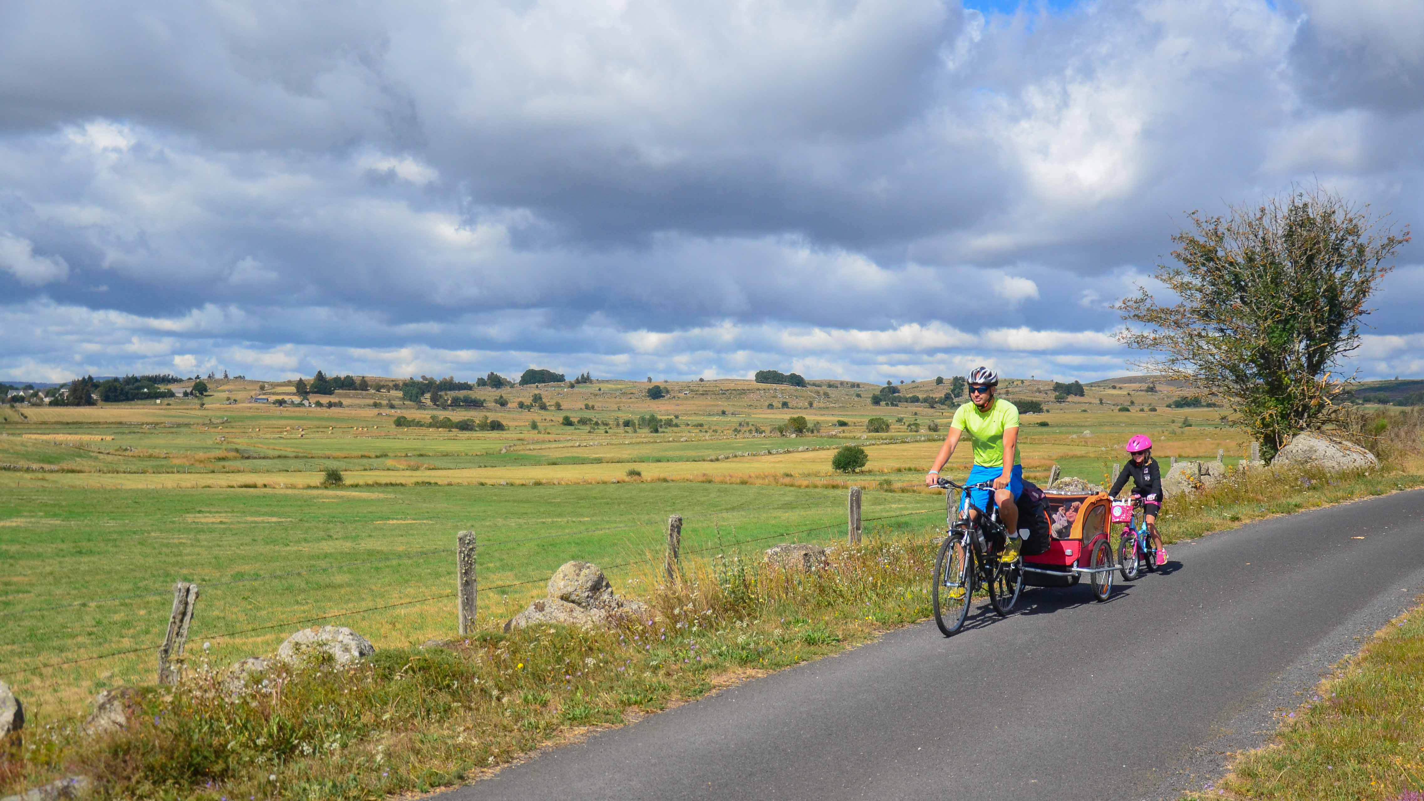une famille à vélo sur la route de Compostelle en Aubrac