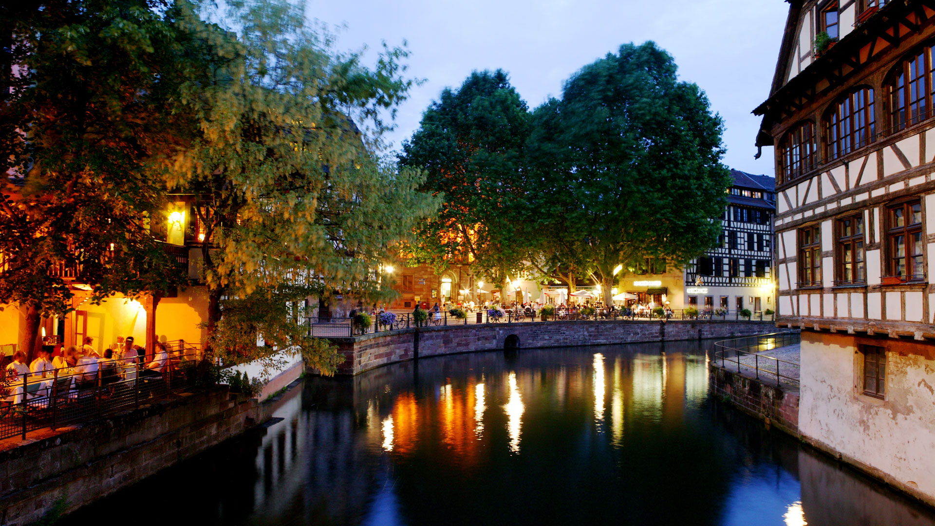 ambiance du soir avec terrasses dans le centre de Colmar