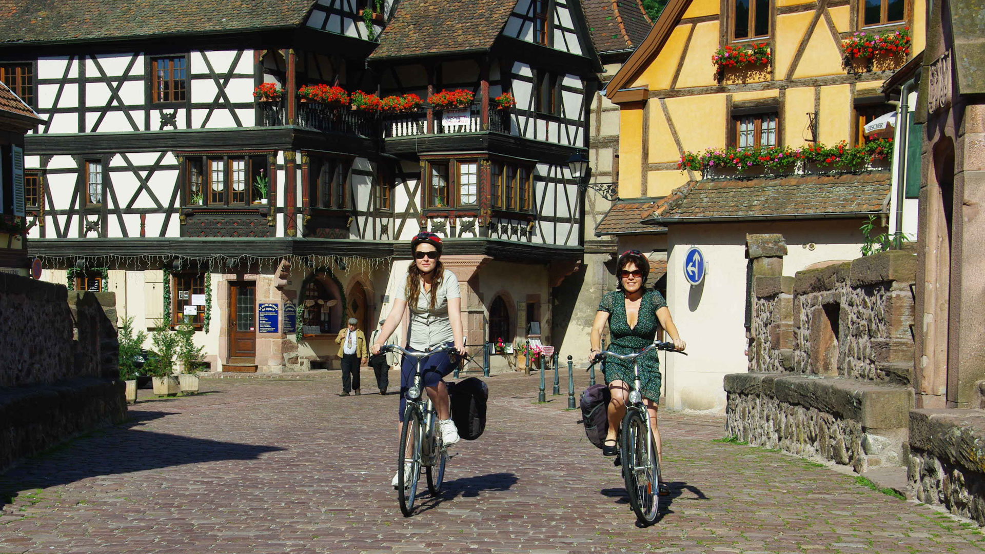 traversée à vélo d’un centre historique en Alsace