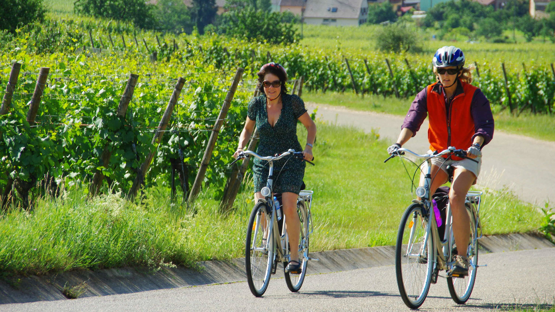 2 filles à vélo sur la Route des Vins d’Alsace