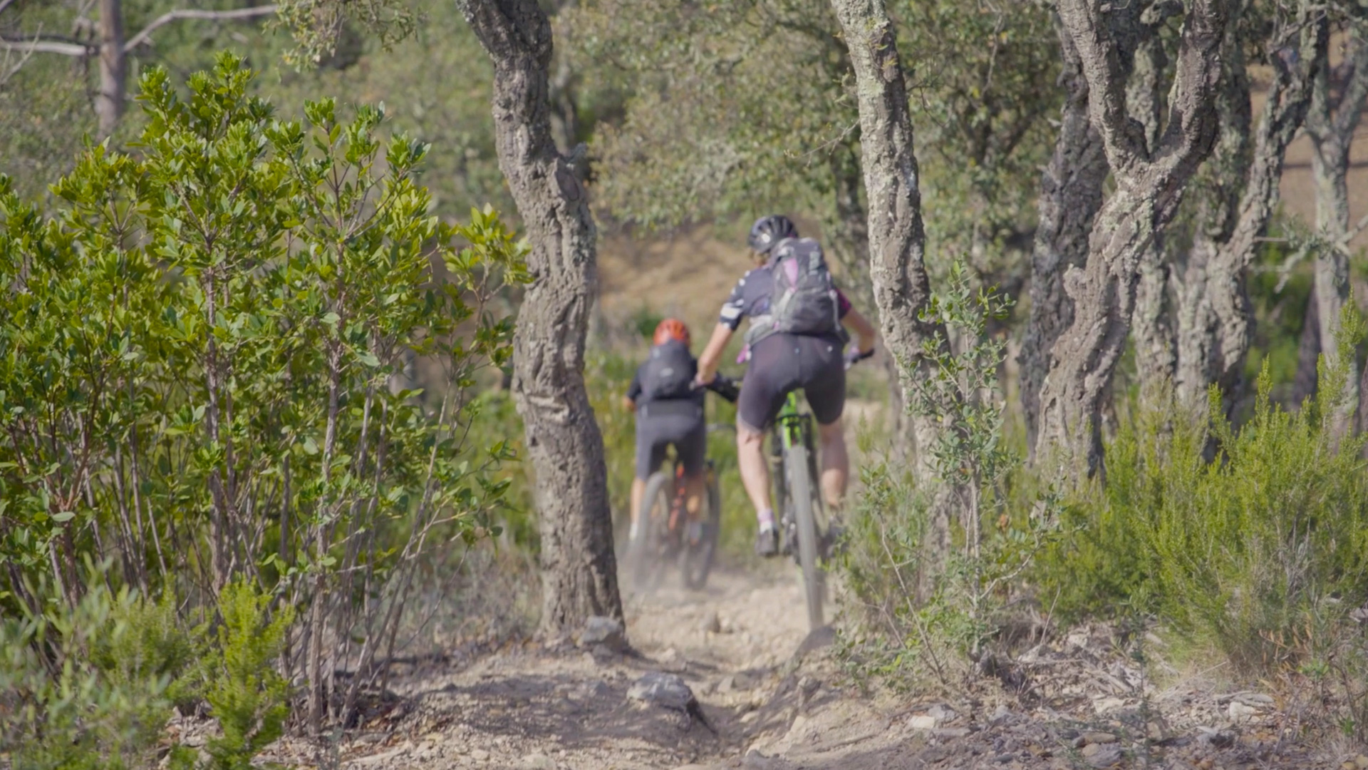 femme à VTT dans un petit village de la Costa Brava