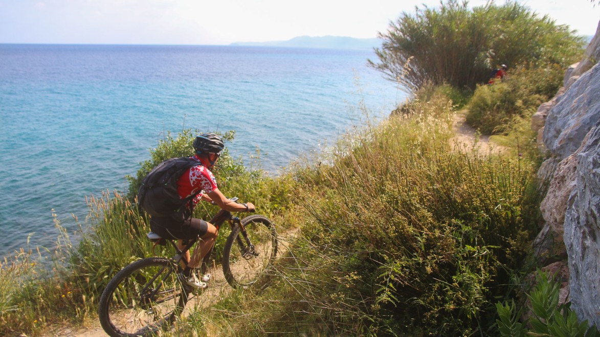 vététiste sur un sentier côtier en ligurie