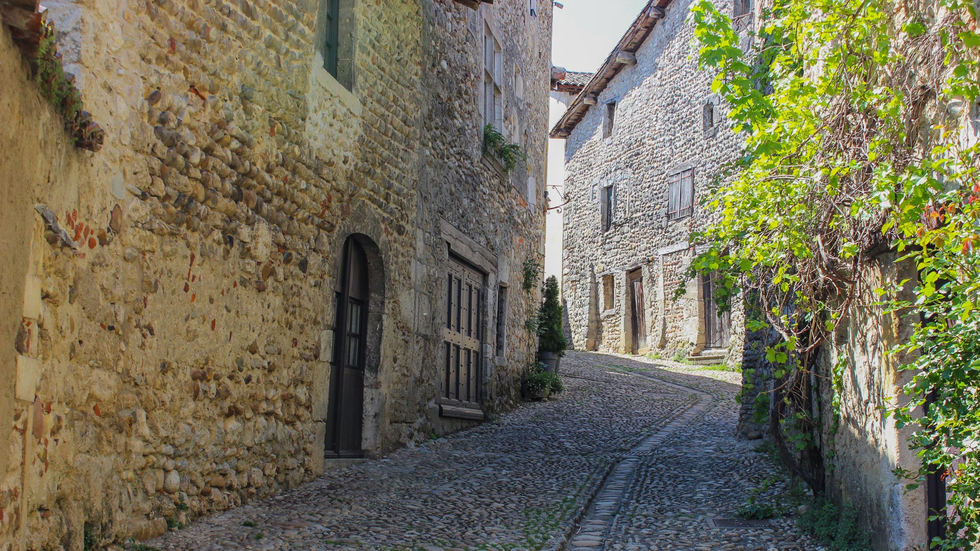 beau village en pierre avec sa rue pavée