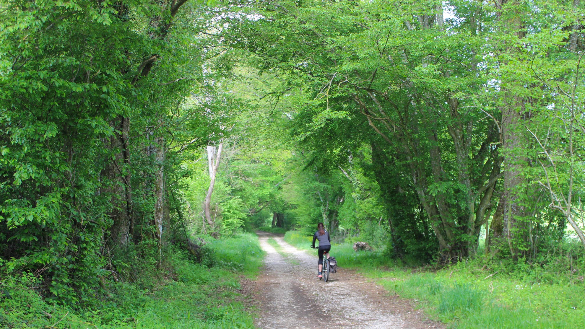 vélo sur une piste tranquille de l'Avant-pays savoyard