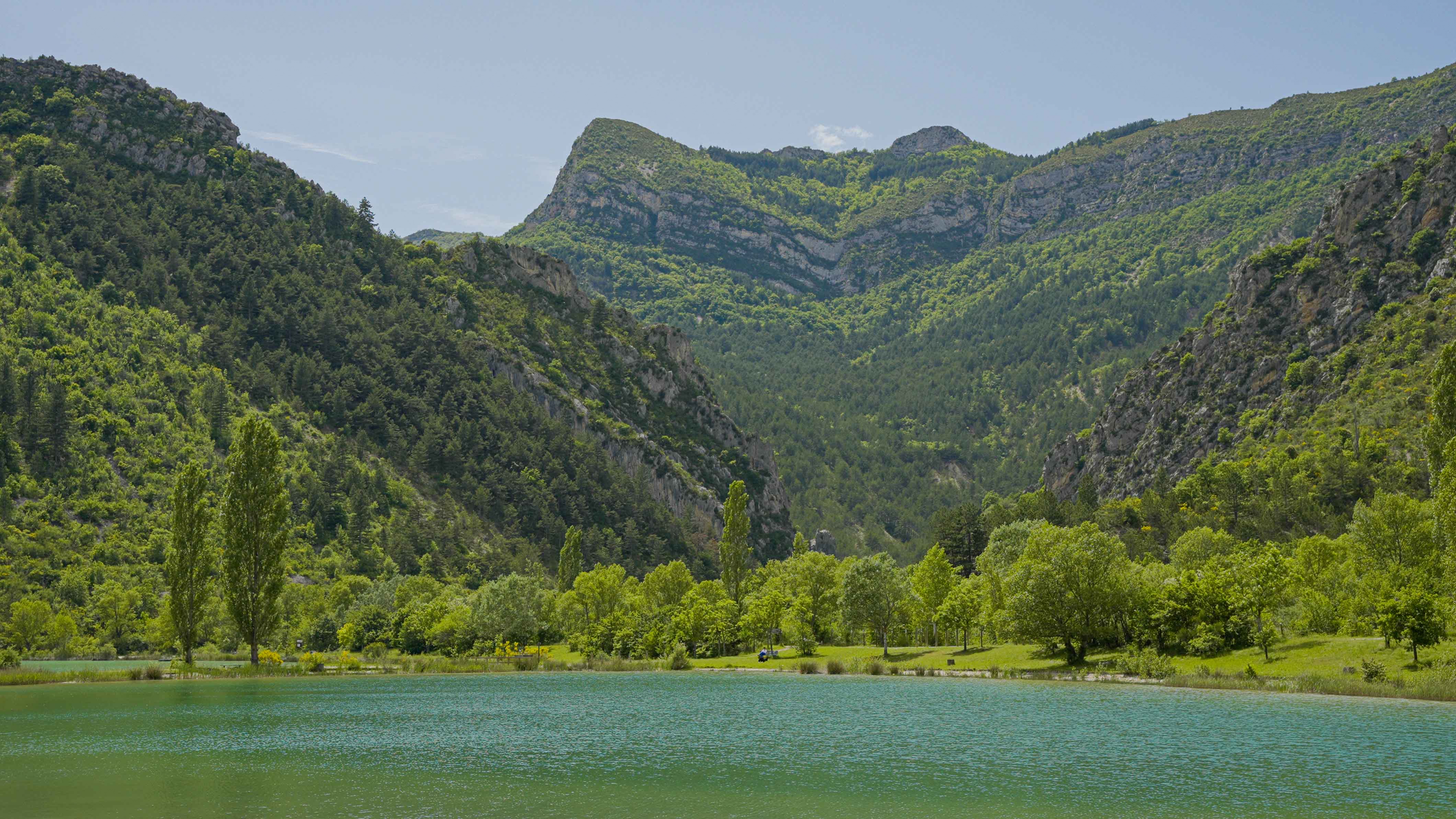 le plan d'eau du Pas des Ondes, à Cornillon-sur-l'Oule au cœur des Baronnies Provençales