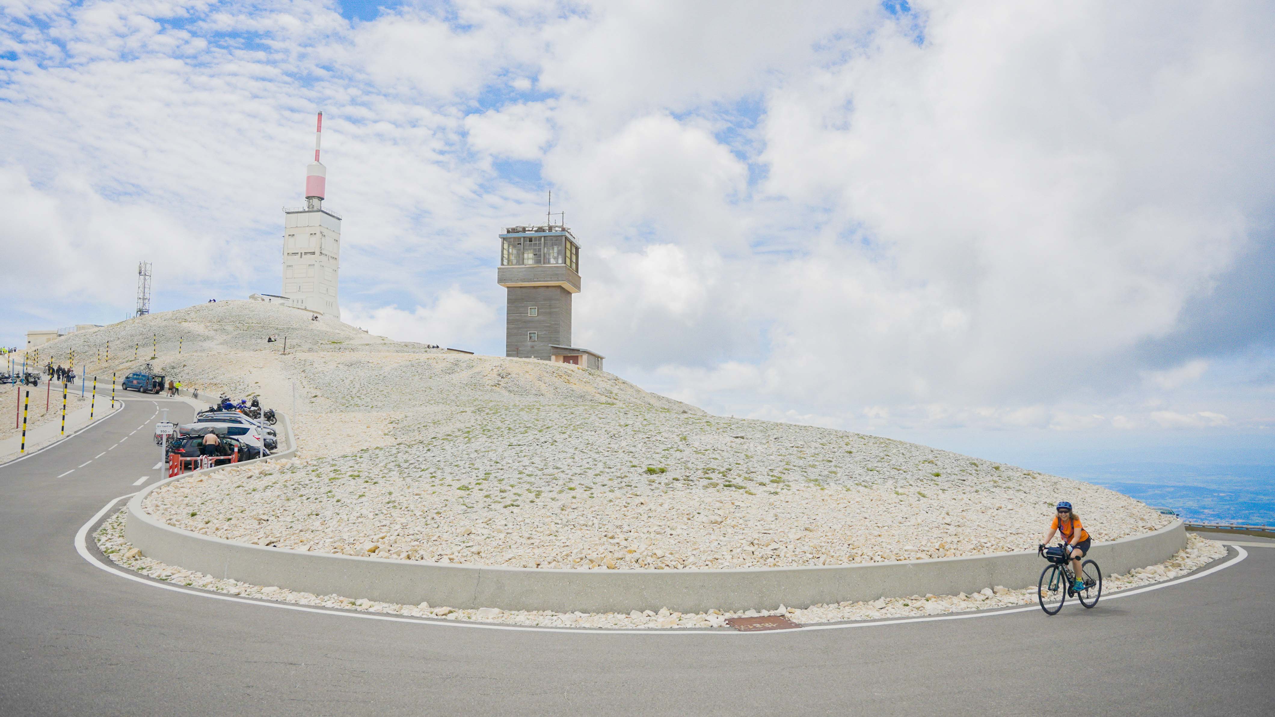 une cycliste qui arrive au sommet du Mont Ventoux