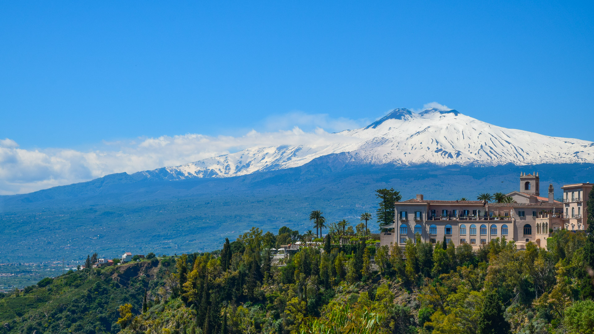 l'Etna enneigé vu depuis le village de Taormina
