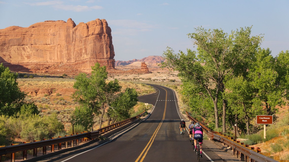 cyclistes sur une route dans le désert du Nevada