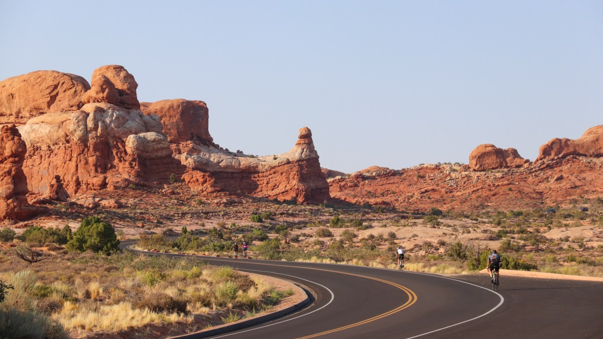 cyclistes dans le parc national des Arches, dans l'Utah