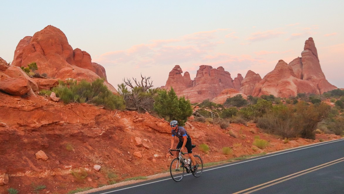 cycliste dans un descente au cœur d'un parc national dans l'ouest américain