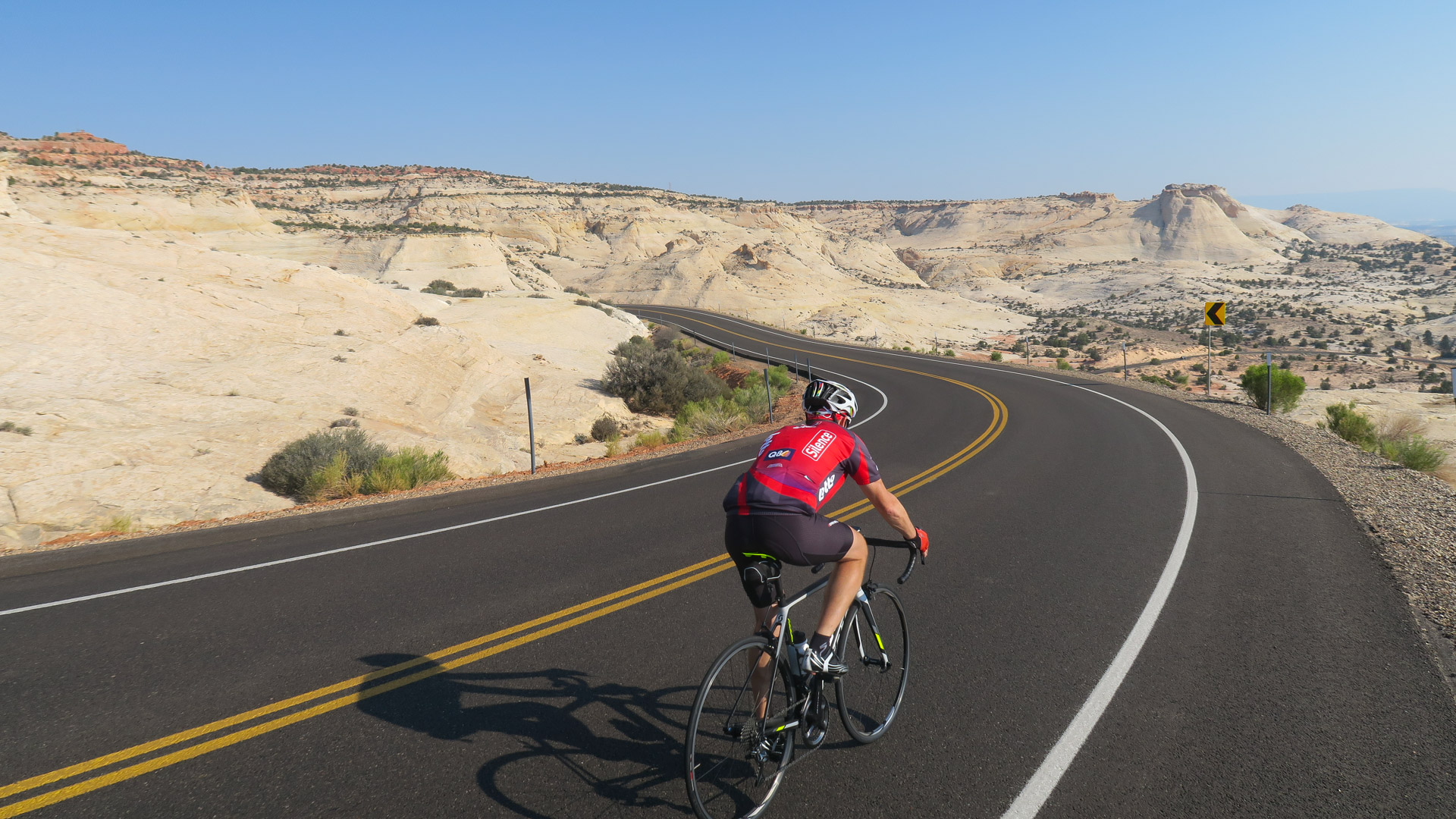 un cycliste de dos sur une route qui traverse le Parc National du Grand Canyon, dans l'ouest américain