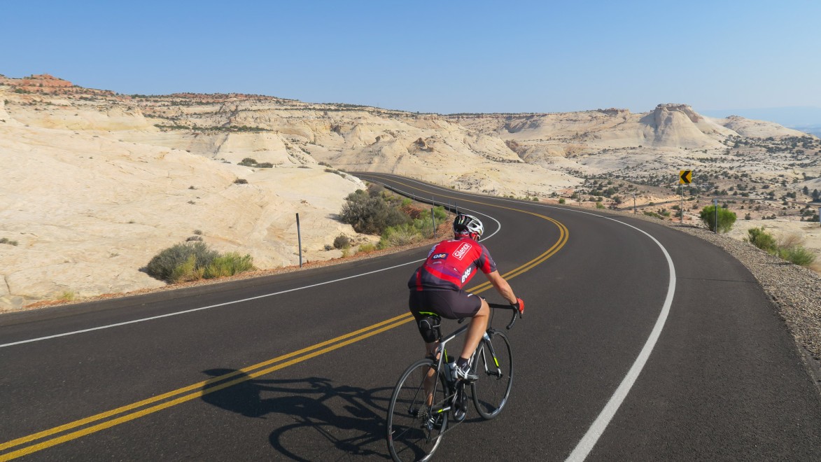 un cycliste de dos sur une route qui traverse le Parc National du Grand Canyon, dans l'ouest américain