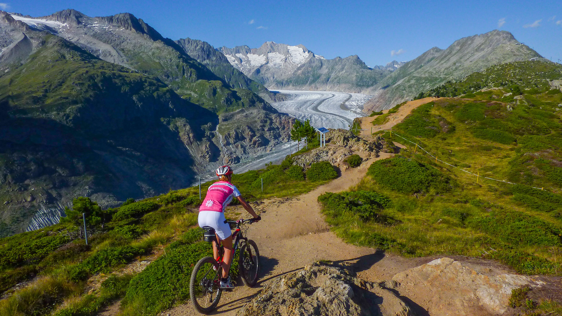 un VTT se dirige vers le glacier d'Aletsch