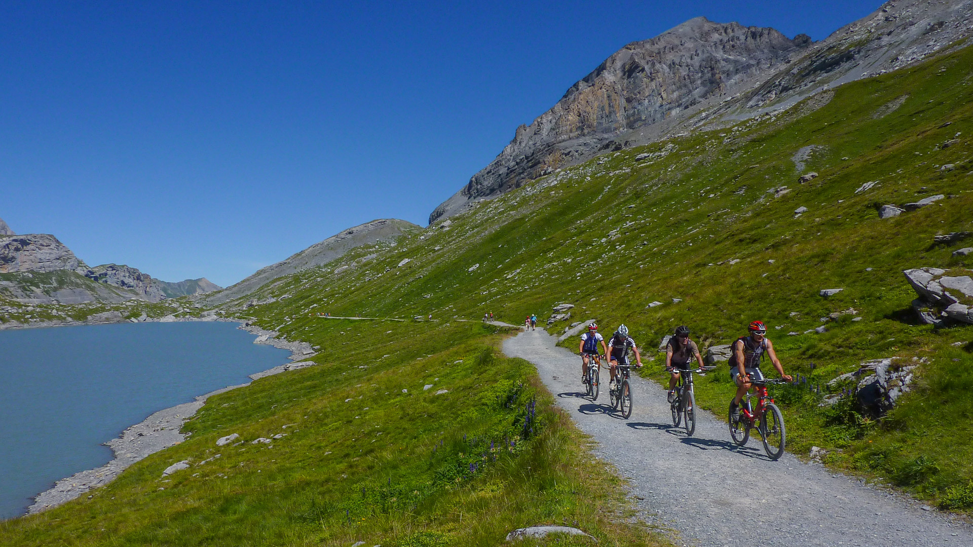 des VTT ongent un lac alpin