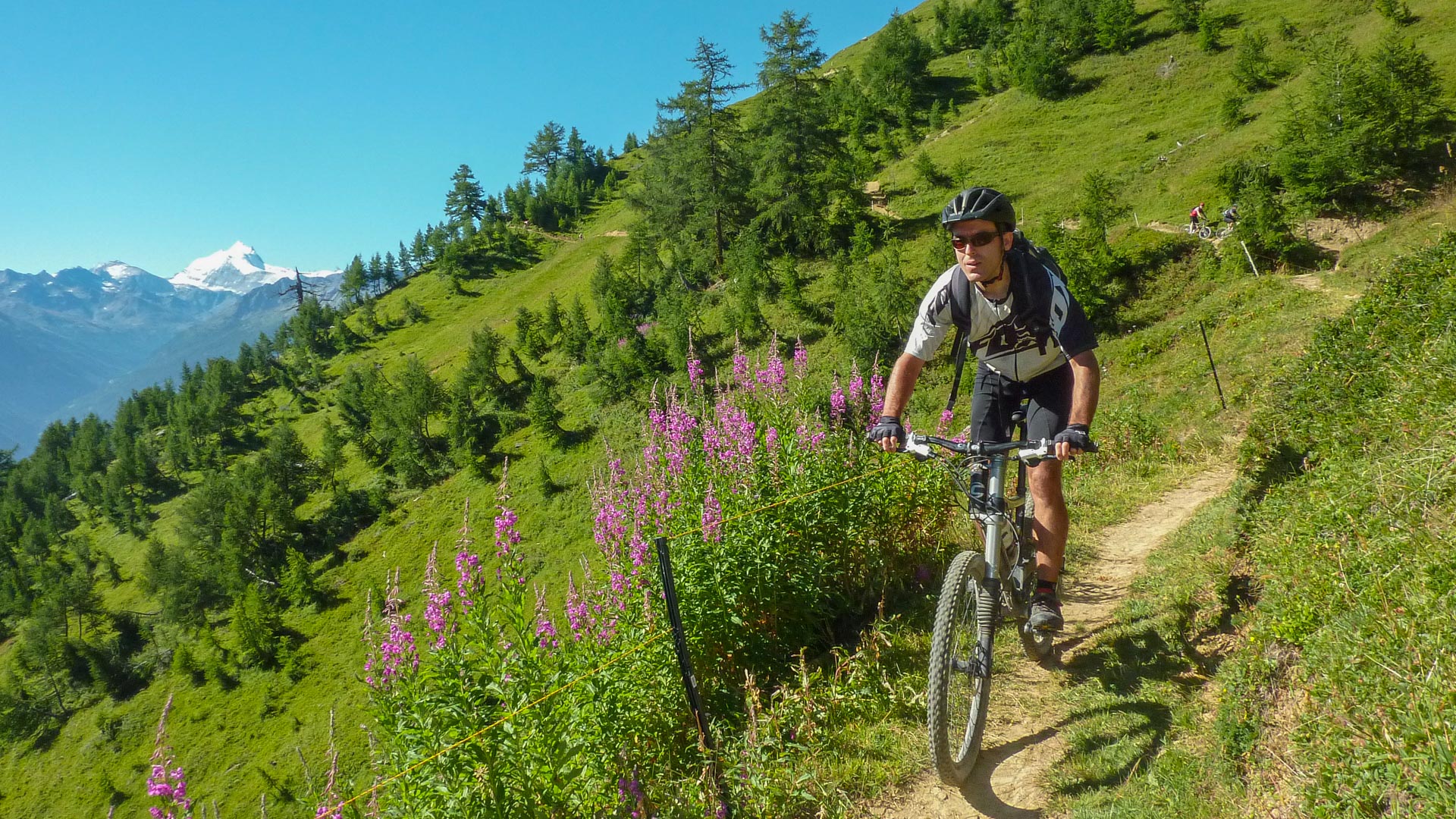 single track en balcon à VTT au dessus du Valais