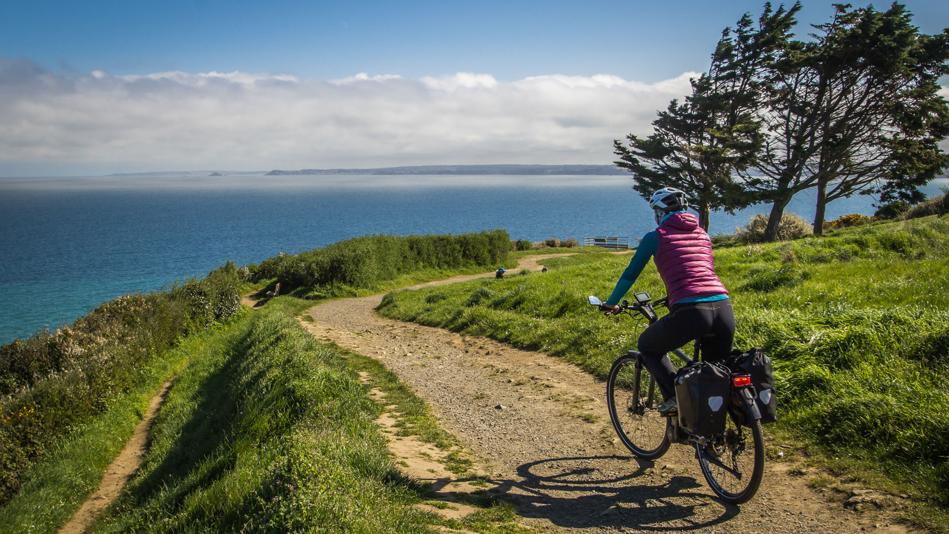 à vélo électrique sur la côte de la Bretagne