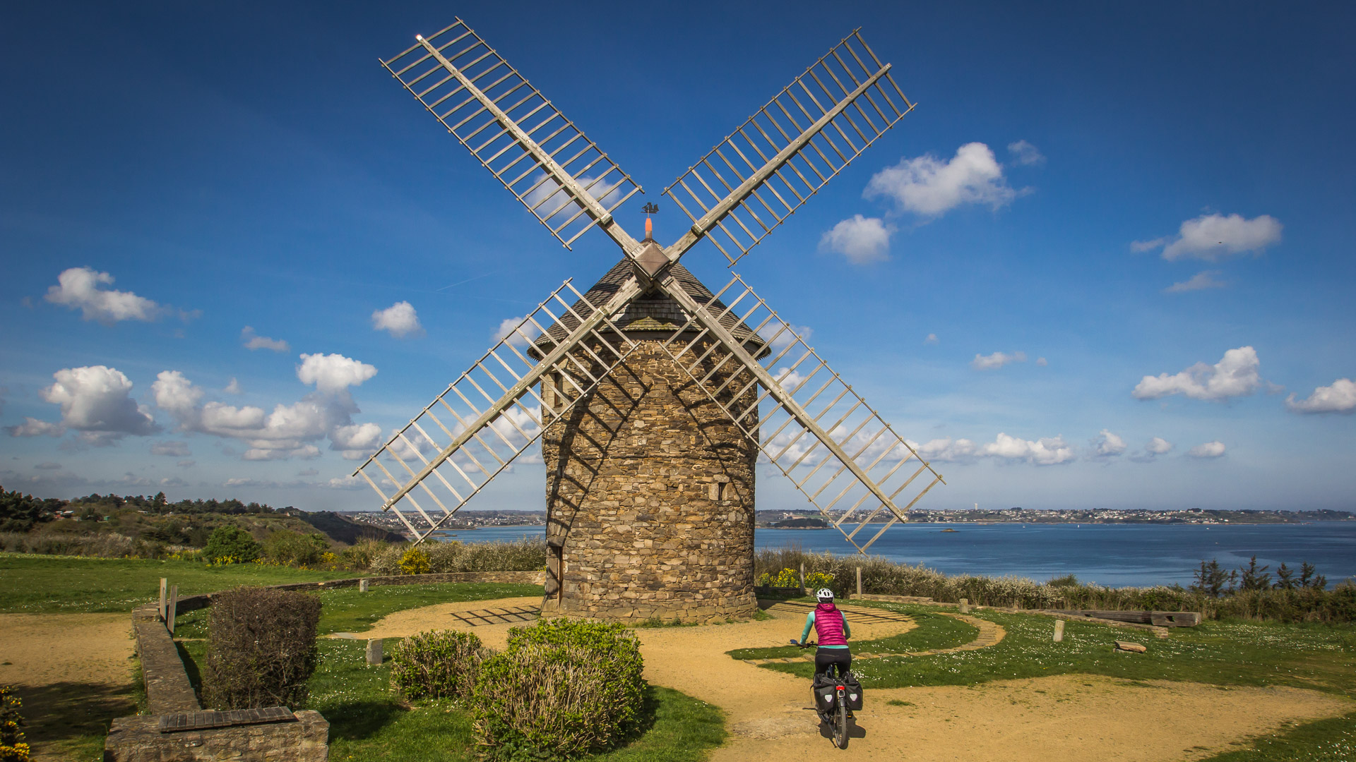 cycliste et moulin à vent sur la côte bretonne