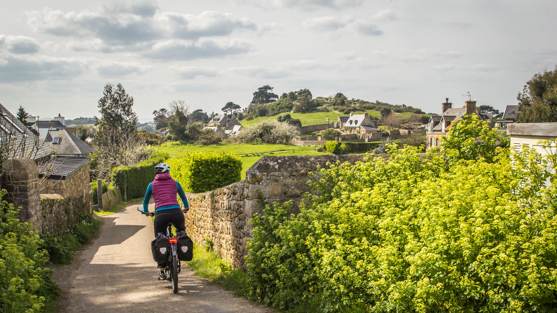 petite route à vélo entre des murets en Bretagne