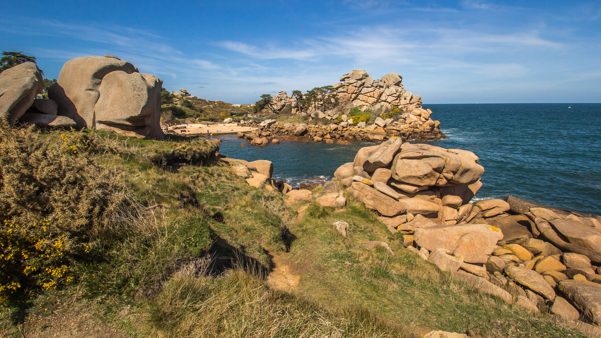 minuscule plage sur la Côte de granit rose