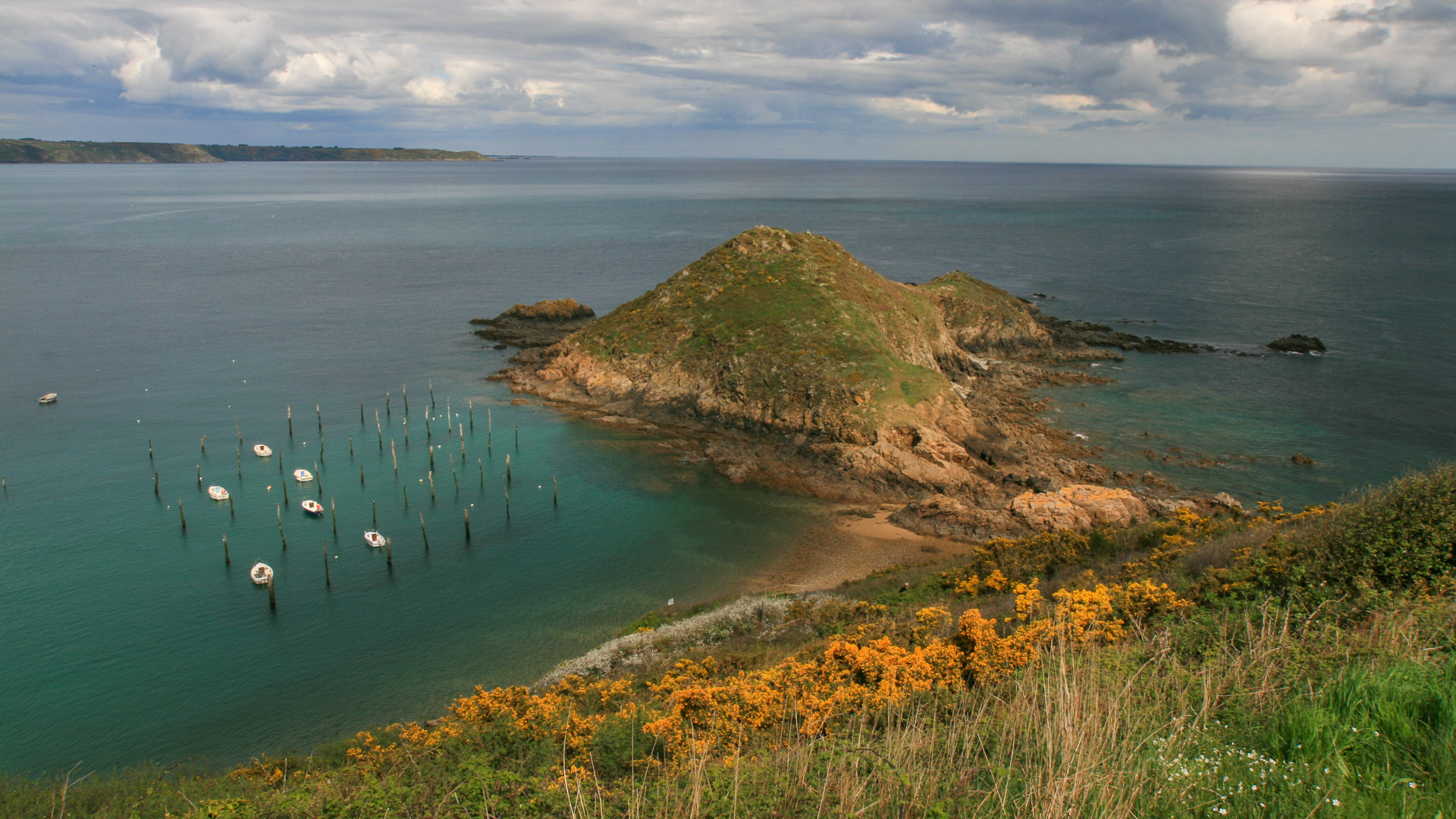 vue sur le port de Gwin Zégal, situé sur la côte bretonne dans les Côtes-d'Armor