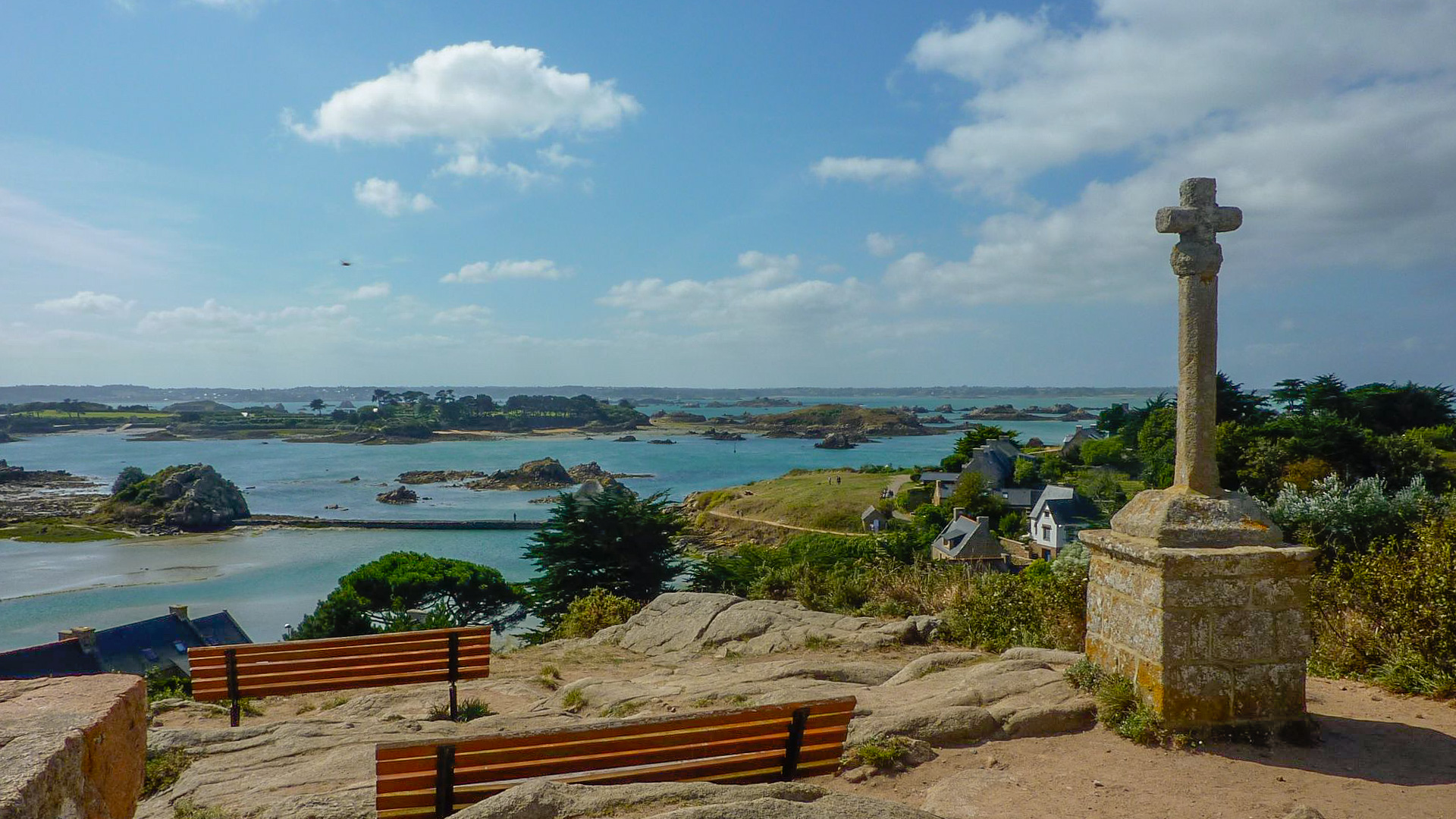 au premier plan on retrouve la croix située devant la Chapelle Saint Michel, point le plus haut de l'île de Bréhat en Bretagne