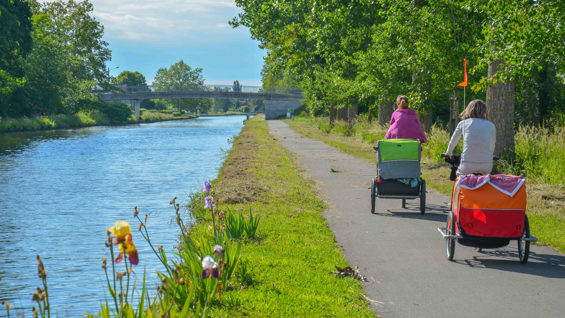 vélo au bord de l’eau en Bourgogne le long du canal