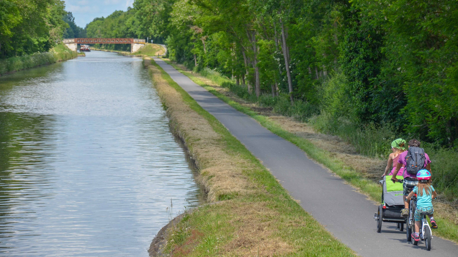 vélo avec des enfants sur le canal du Centre de Bourgogne