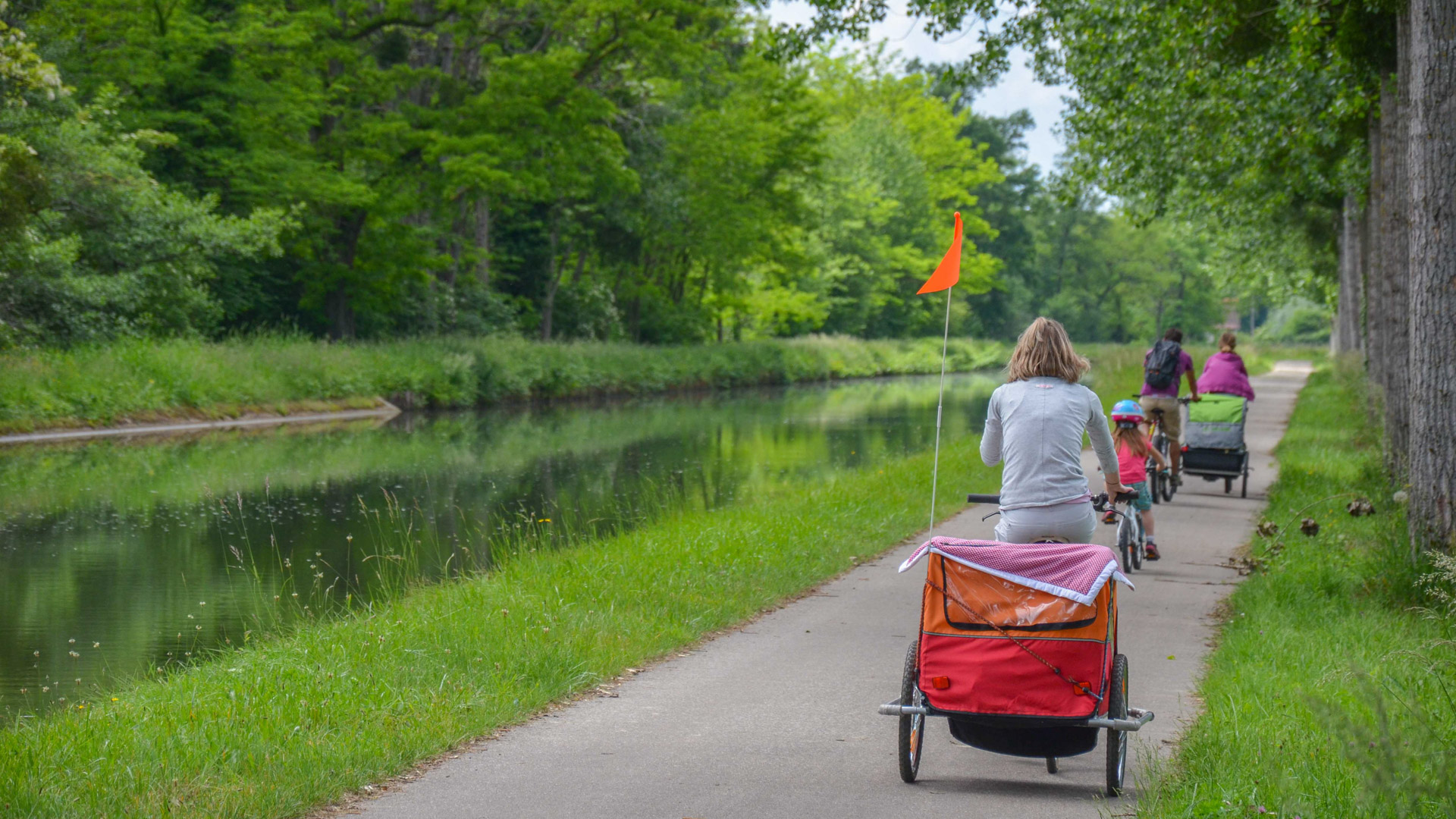 famille avec remorques enfants en Bourgogne