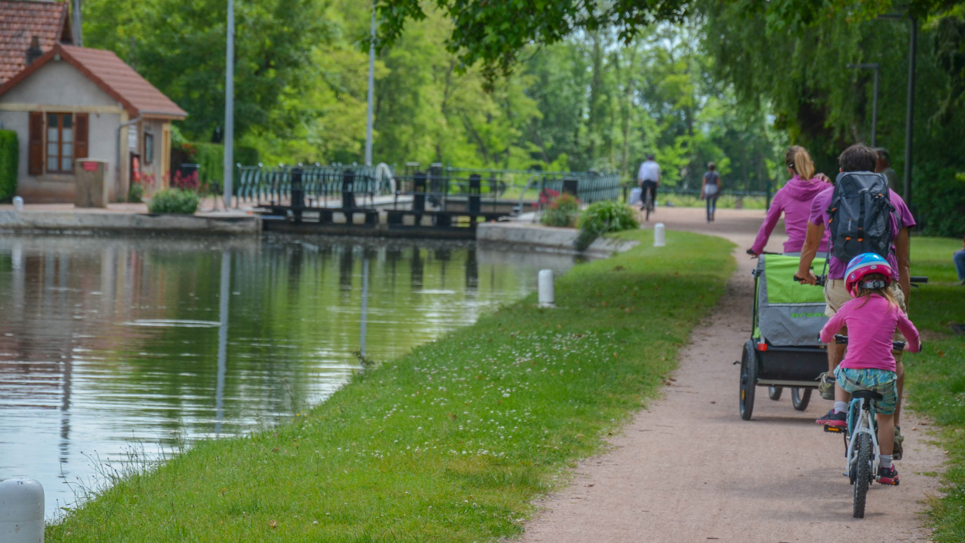 arrivée à vélo à une écluse sur le canal de Bourgogne