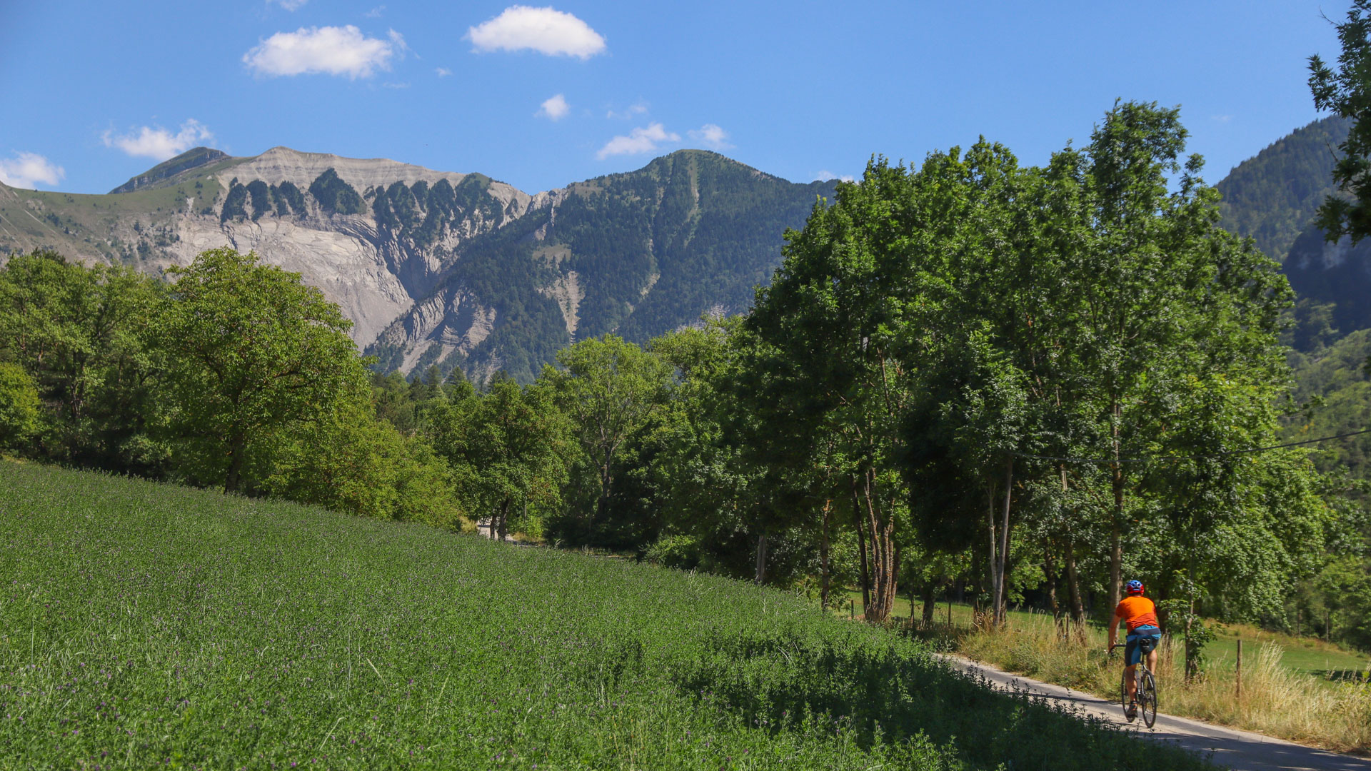 un cycliste sur une petite route sauvage au coeur du Diois