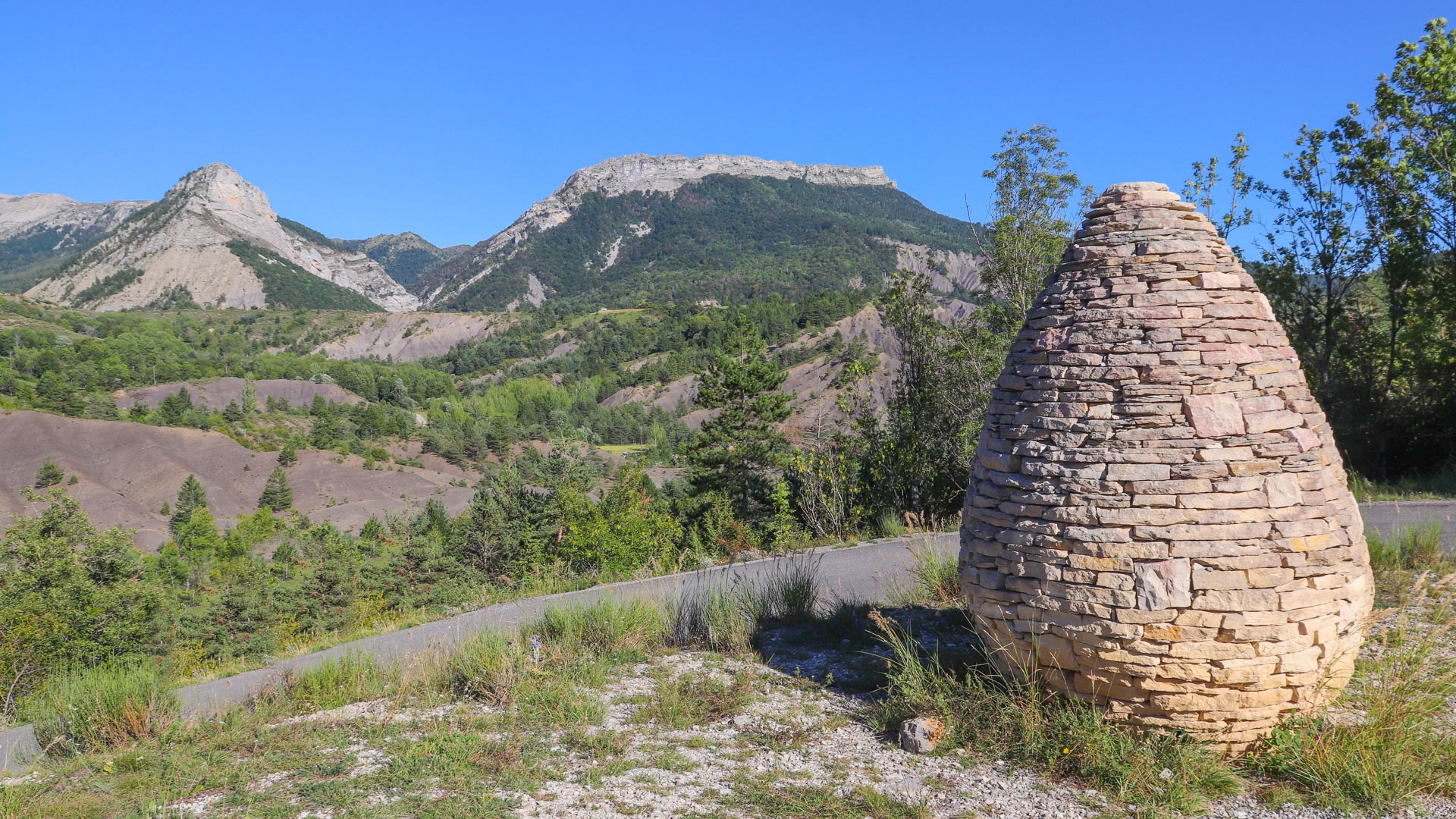 la Sentinelle de la Vallée de l'Asse, land art dans la région de Digne-les-Bains