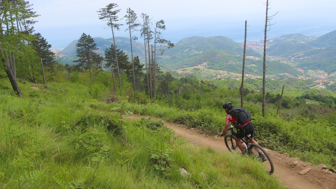 vététiste sur un petit single-track sur les hauteurs de Finale Ligure