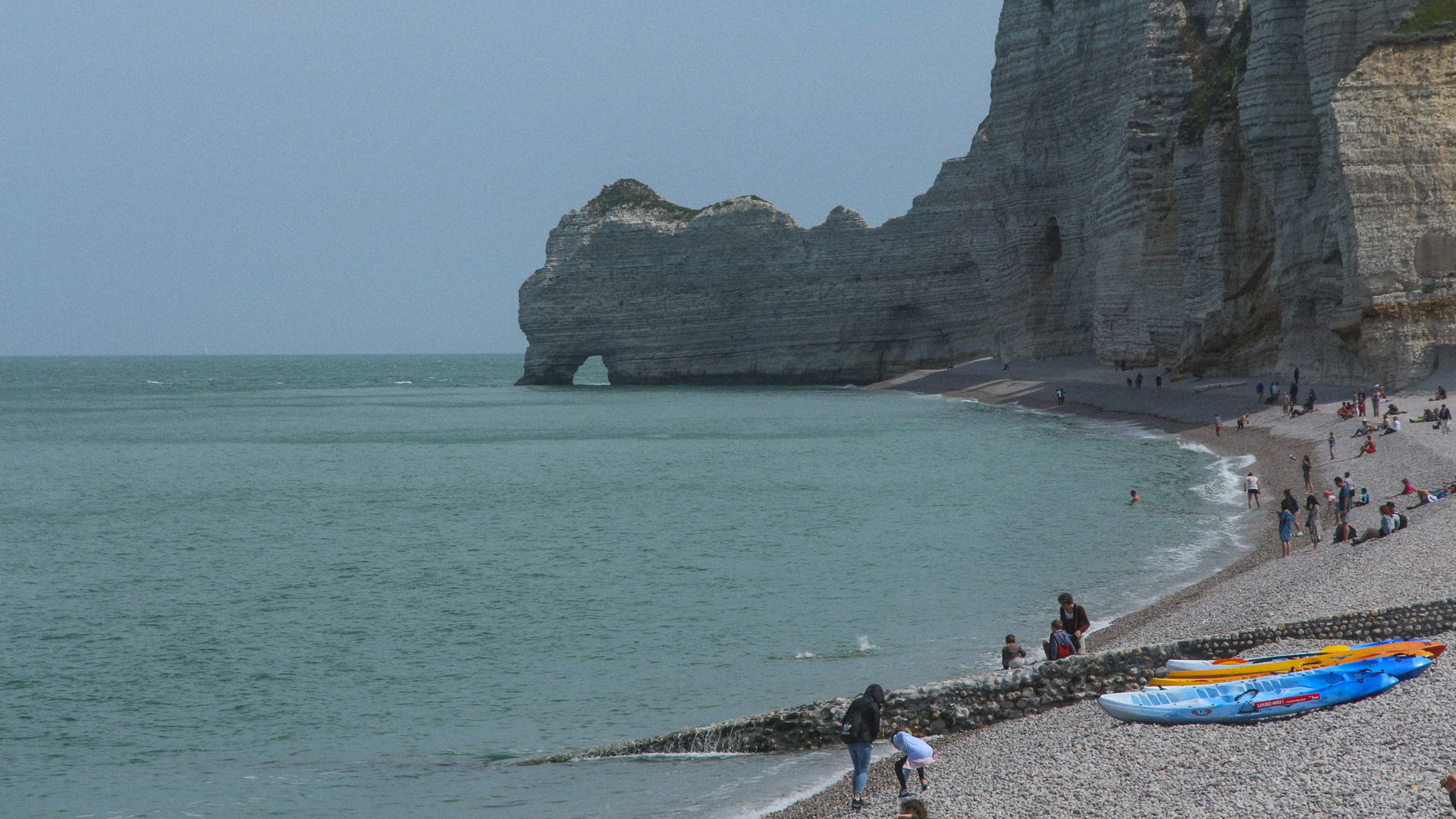 plage de galet à Étretat, au pied des falaises