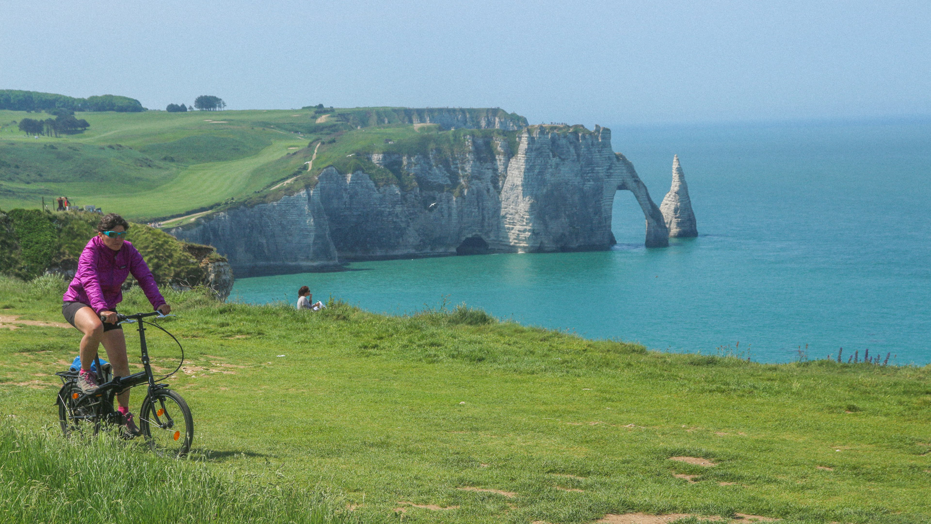 à vélo devant les falaises d’Étretat en Normandie