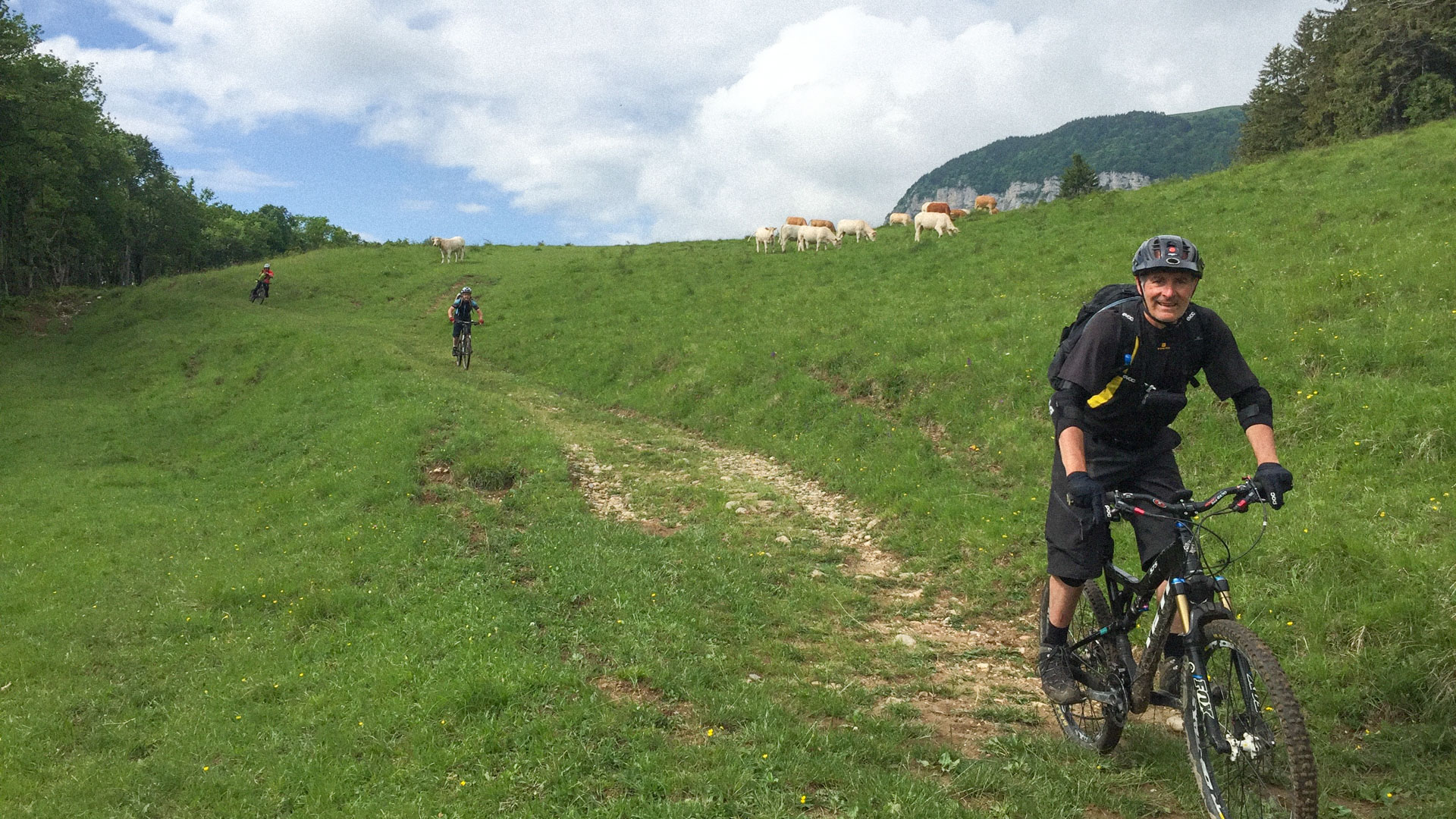 vététiste sur une agréable piste sous la montagne du Revard