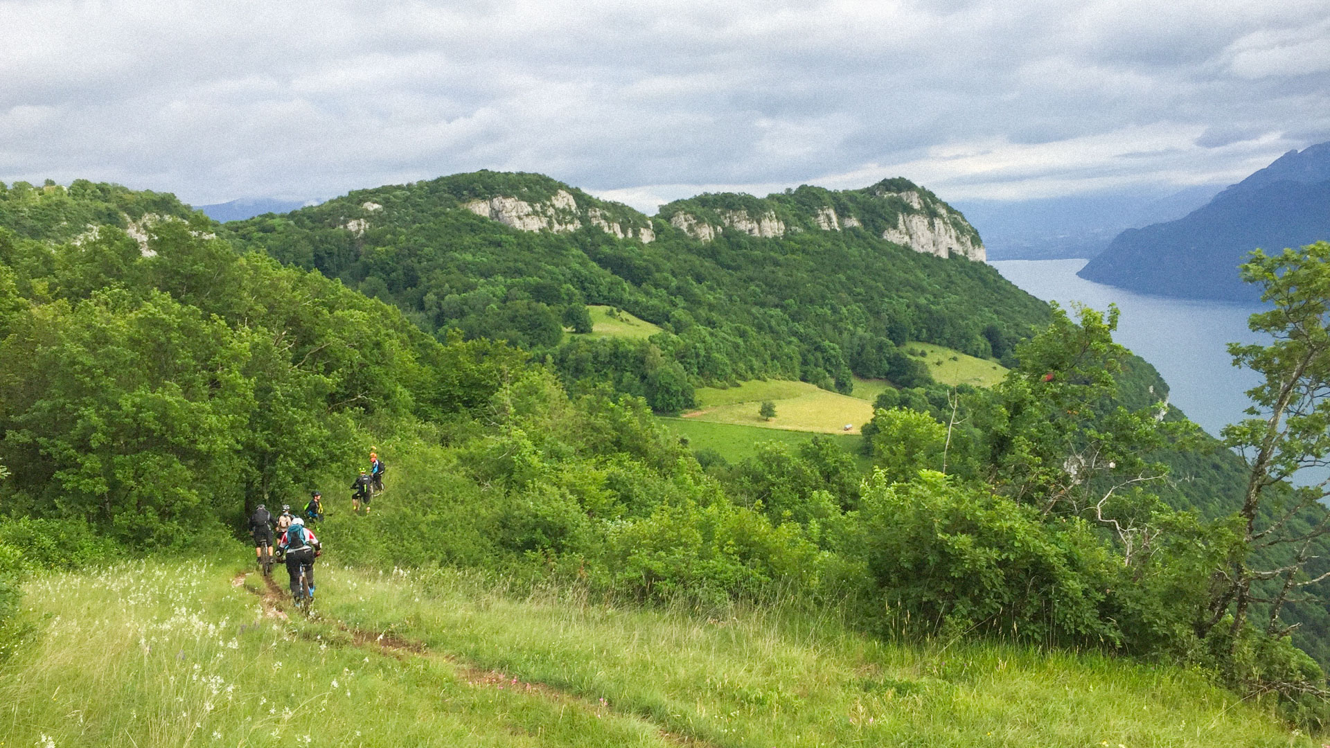 vététistes sur les chemins du lac du Bourget en Savoie