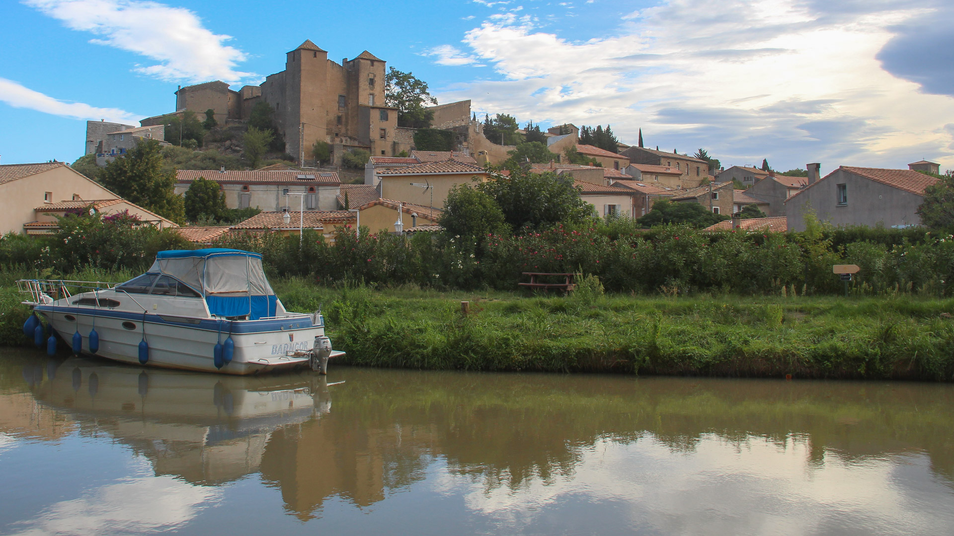 village du Sud Ouest dominant le Canal du midi