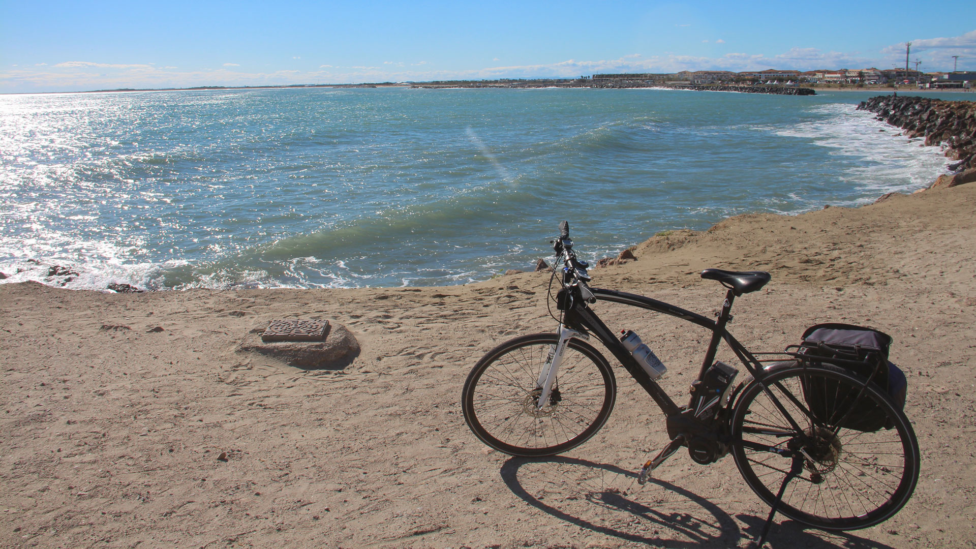 à vélo sur la plage aux environs de Sète