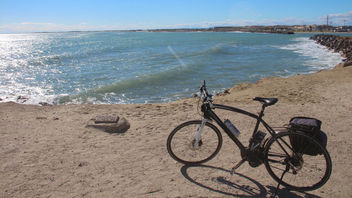 à vélo sur la plage aux environs de Sète